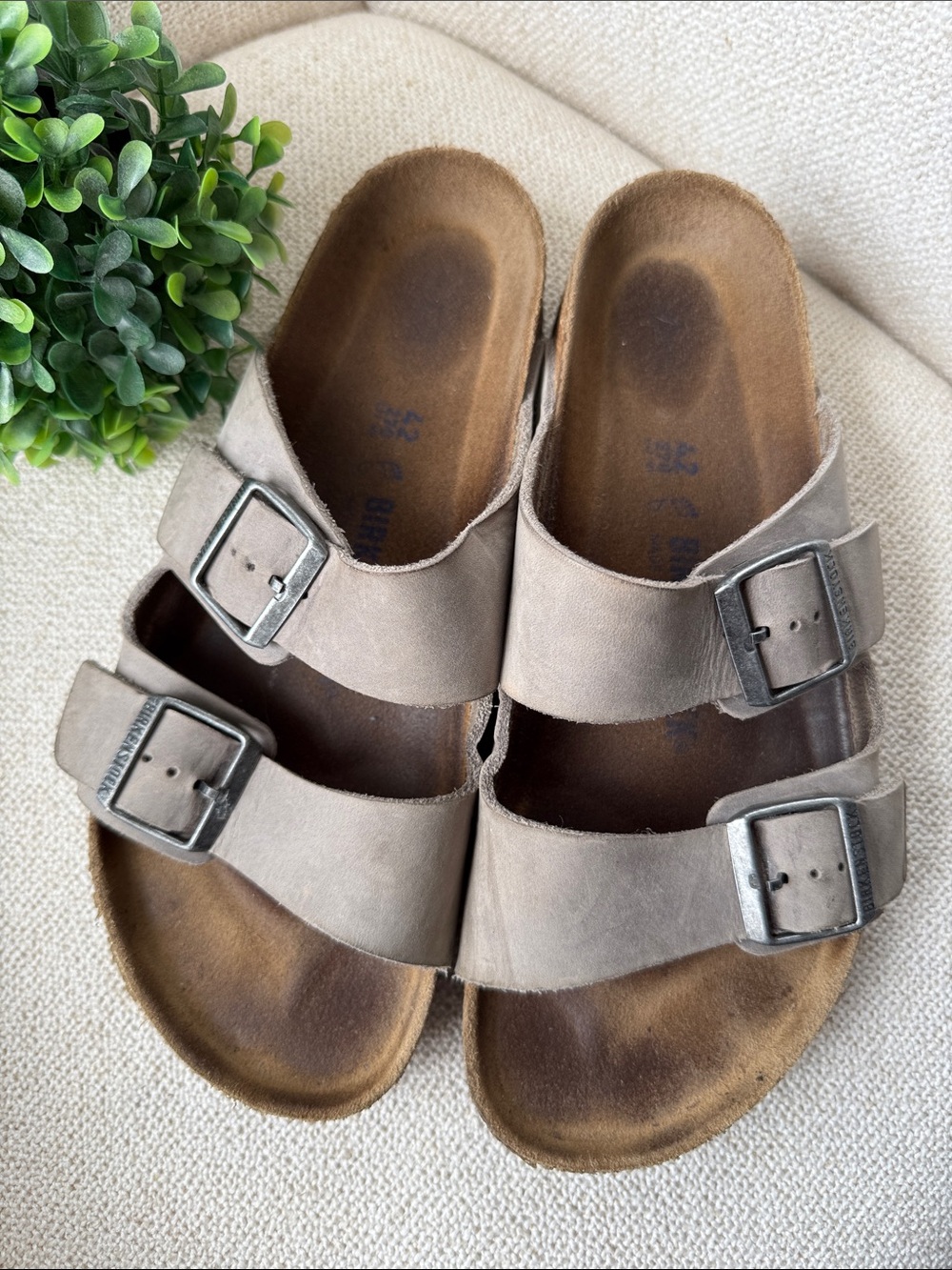 Birkenstock Men’s Arizona sandals in Taupe 9-9.5